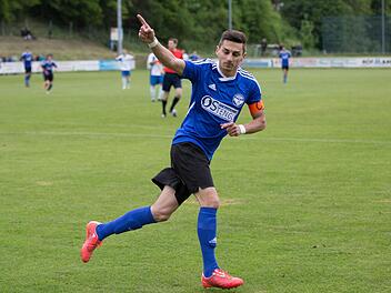 Frank Tucci vom DJK-SV Neufang hat zur Zeit wieder öfters Grund zum Jubeln. Zum Saisonauftakt erzielte er beim 3:2-Sieg gegen Burgkunstadt das 1000. Kreisliga-Tor seines Vereins. Foto: Archiv/Heinrich Weiß
