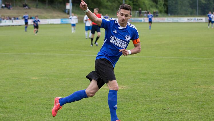 Frank Tucci vom DJK-SV Neufang hat zur Zeit wieder öfters Grund zum Jubeln. Zum Saisonauftakt erzielte er beim 3:2-Sieg gegen Burgkunstadt das 1000. Kreisliga-Tor seines Vereins. Foto: Archiv/Heinrich Weiß
