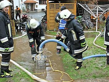 Großeinsatz am Dienstagfrüh für die Feuerwehren und das THW im Schleusenweg in Wallenfels. Überschwemmtes Gelände und voll gelaufene Keller mussten abgepumpt werden.  Fotos: Friedwald Schedel