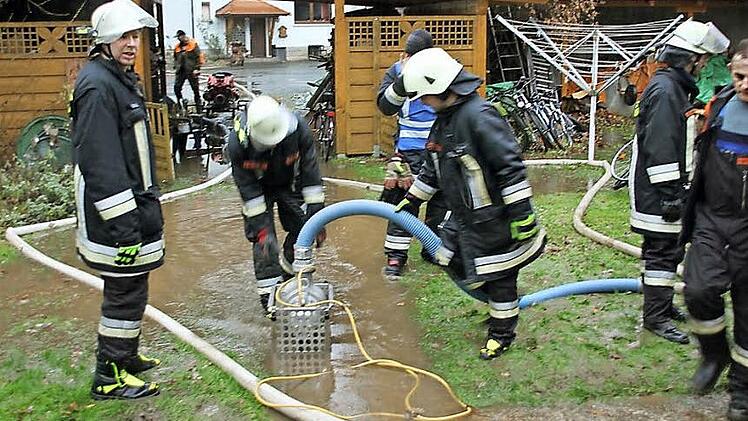 Großeinsatz am Dienstagfrüh für die Feuerwehren und das THW im Schleusenweg in Wallenfels. Überschwemmtes Gelände und voll gelaufene Keller mussten abgepumpt werden.  Fotos: Friedwald Schedel