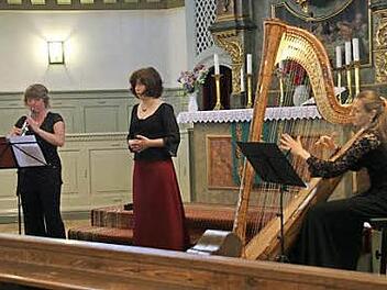 Anna Gann (Sopran), Christine Leipold (Oboe) und Bettina Linck (Harfe) in der Johanneskirche in Michelau Foto: Gerda Völk