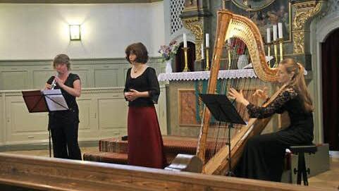 Anna Gann (Sopran), Christine Leipold (Oboe) und Bettina Linck (Harfe) in der Johanneskirche in Michelau Foto: Gerda Völk