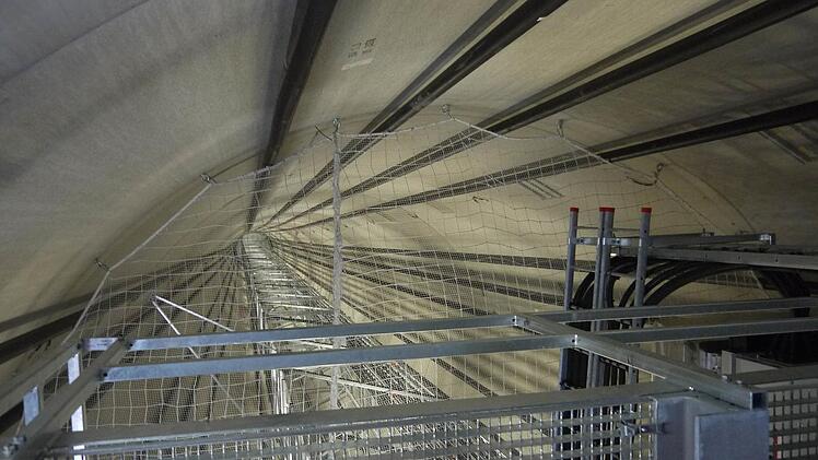 Kein Tunnel, die Röhre einer Windenergieanlage von innen. Foto: Berthold Köhler