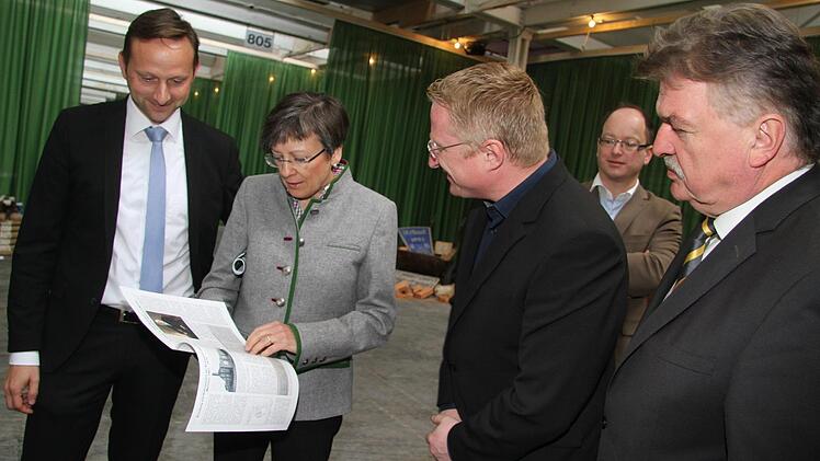 Regierungspräsidentin Heidrun Piwernetz sichtet mit Bürgermeister Robert Bosch, Martin Pöhner, Robert Grötschel und Landrat Klaus Peter Söllner die alten Dokumentationen.