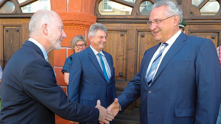 Shakehands mit Abteilungsleiter Neller (links) Foto: Matthias Hoch