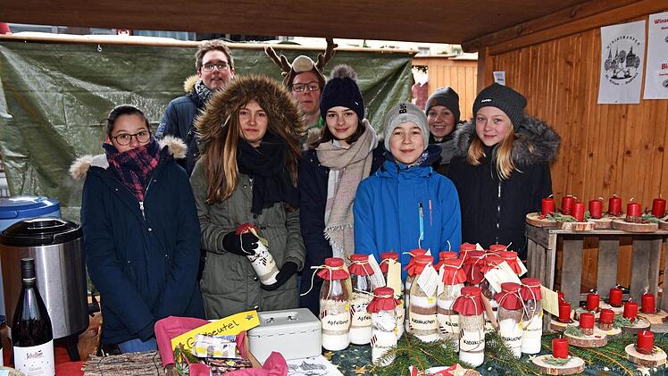 ie Haßfurter Ministranten boten selbst gefertigte Kerzen, Schwedenfeuer, Geldbeutel, Backmischungen, Kuchen im Glas und Glühwein an.