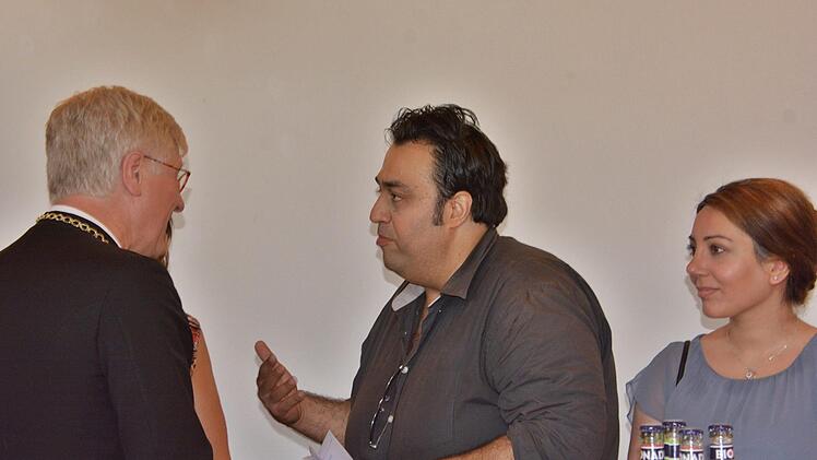 Landesbischof Heinrich Bedford-Strohm im Gespräch mit christlichen Flüchtlingen beim Empfang im evangelischen Gemeindehaus Bad Königshofen. Hanns Friedrich