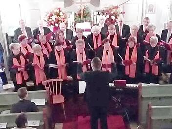 Der 20-jährige Stephan Schmidt bei seinem ersten öffentlichen Auftritt als Dirigent des Gemischten Chores vom Gesangverein 1865 Lauenstein in der St.-Nikolauskirche in Lauenstein  Foto: K.- H. Hofmann