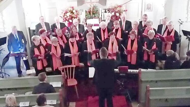Der 20-jährige Stephan Schmidt bei seinem ersten öffentlichen Auftritt als Dirigent des Gemischten Chores vom Gesangverein 1865 Lauenstein in der St.-Nikolauskirche in Lauenstein  Foto: K.- H. Hofmann