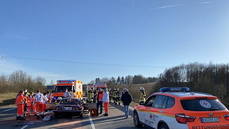 Bei Abbiegeman&ouml;ver: Opel Corsa kollidiert mit Jaguar Oldtimer