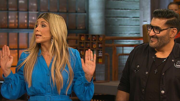 "Heute bist du f&auml;llig!" Im Laufe von "Europa grillt den Henssler" (VOX) zeigte sich Panagiota Petridou (im Foto mit ihrem Koch-Partner Panagiotis Panagiotidis) liebevoller - allerdings nicht gegen&uuml;ber Steffen Henssler.