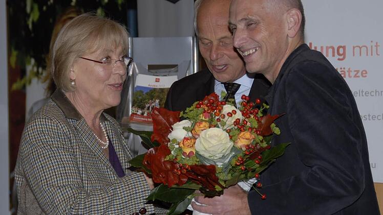 Annegret Kühne und Michael Pfitzner vom Arbeitskreis Schule-Wirtschaft bedanken sich bei Referent Wolfgang Heyder.