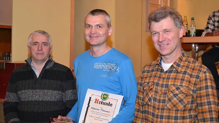 Für 25 Jahre Mitgliedschaft erhielten Alfons Gehrmann (li.), Martin Thürmer (Mitte) die Vereinsnadel in Soilber vom Fideliavorsitzenden Alfred Gündling.