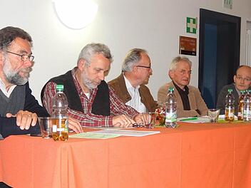 Praktische Informationen zur Unterbringung von Asylbewerbern in Ebern gaben (von links) Heribert Schneider, Thomas Jakob, Moderator Franz Josef Zeheter, Franz Hümmer und Dieter Sauer. Foto: Eckert