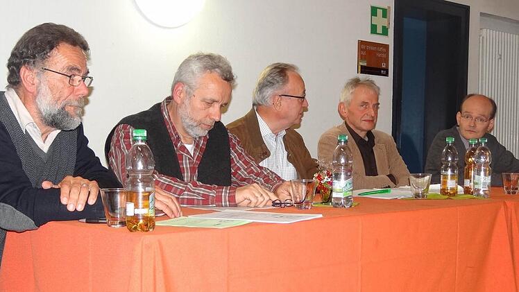 Praktische Informationen zur Unterbringung von Asylbewerbern in Ebern gaben (von links) Heribert Schneider, Thomas Jakob, Moderator Franz Josef Zeheter, Franz Hümmer und Dieter Sauer. Foto: Eckert