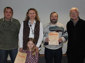 Für ihre 20- bzw 25jährige Treue zum Verein wurden Doris Welsch (mit Tochter Lena) und Lothar Heimlich (zweiter von rechts) geehrt. Links Jürgen Oppelt, der neue Vorsitzende, rechts der scheidende Vorsitzende Karl-Josef Räder. Foto: Dietz