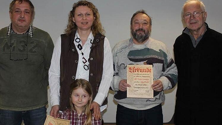 Für ihre 20- bzw 25jährige Treue zum Verein wurden Doris Welsch (mit Tochter Lena) und Lothar Heimlich (zweiter von rechts) geehrt. Links Jürgen Oppelt, der neue Vorsitzende, rechts der scheidende Vorsitzende Karl-Josef Räder. Foto: Dietz