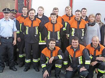 Die elf erfolgreichen Kleukheimer Feuerwehrleute zusammen mit den Prüfern, Vorsitzendem Andreas Lieb, den Gemeinderäten Mirjam Fuchs und Heinrich Kunzelmann sowie der Dritten Bürgermeisterin Gabi Böhmer (Vierte von rechts).  Foto: Irene Bauernschmidt
