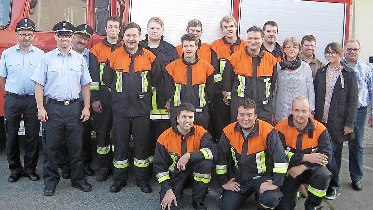 Die elf erfolgreichen Kleukheimer Feuerwehrleute zusammen mit den Prüfern, Vorsitzendem Andreas Lieb, den Gemeinderäten Mirjam Fuchs und Heinrich Kunzelmann sowie der Dritten Bürgermeisterin Gabi Böhmer (Vierte von rechts).  Foto: Irene Bauernschmidt