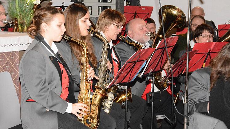 Die Weisachtaler Blasmusik Maroldsweisach feierte ihr 60-jähriges Bsdtehen und beendete das Jubiläumjahr mit einem adventlichen Konzert.