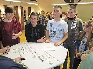 Viele Anregungen brachten die Jugendlichen mit ins Rathaus.  Foto: p