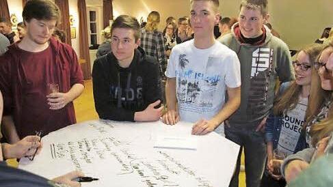 Viele Anregungen brachten die Jugendlichen mit ins Rathaus.  Foto: p