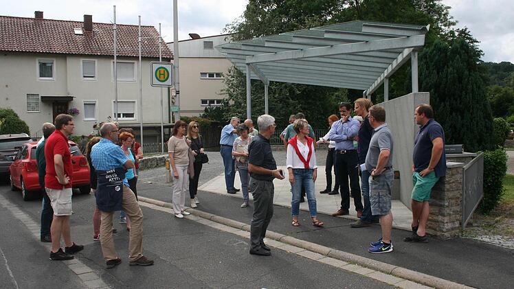 Die neugeschaffene Bushaltestelle in der Hausener Straße könnte Bestandtteil eines Dorfplatzes sein, so die Meinung auf dem Ortsrundgang in Hausen.  Foto: Czelustek