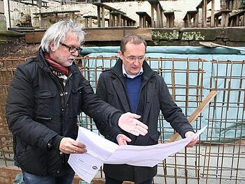 Markus Gräßel vom gleichnamigen Ingenieurbüro für Bauwesen (l.) und Andreas Pfeil, Abteilungsleiter im Tiefbauamt der Stadt, besprechen die Baupläne. Foto: Ute Klier