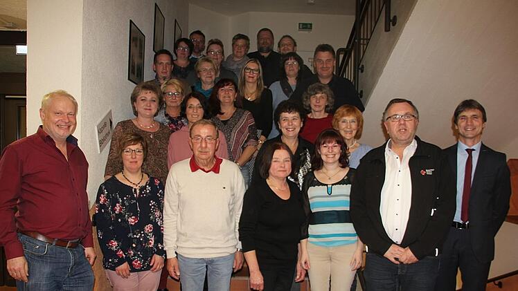 Die Geehrten mit BRK-Kreisgeschäftsführer Roland Beierwaltes, der stellvertretenden Kreisvorsitzenden Heidi Beyerle (1. und 3. von rechts), Leiter des Seniorenhauses Peter Schulz und BRK-Kreisschatzmeister Herbert Gögelein (vorne links und 3. von links)Veronika Schadeck