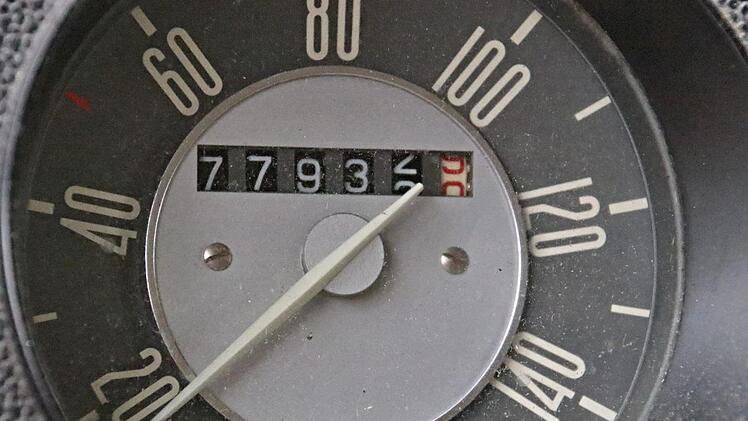 Nichts manipuliert: Der VW-Bus von Werner und Irmgard Eichler hat 77 932 Kilometer auf dem Tacho.Helmut Will
