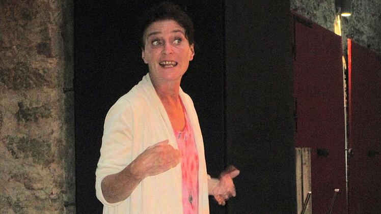 Christine Hadulla aus dem Theaterensemble der Disharmonie Schweinfurt bot eine überzeugende Leistung in der Rolle der Shirley Valentine.             Winfried Ehling