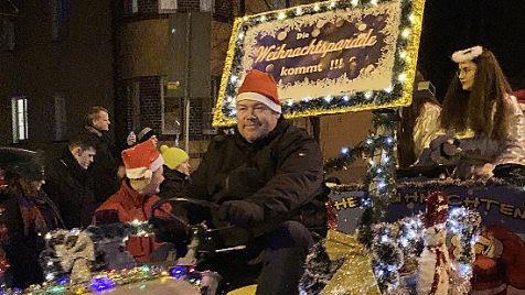 Der Nikolaus sa&szlig; auf einem grauen Traktor.