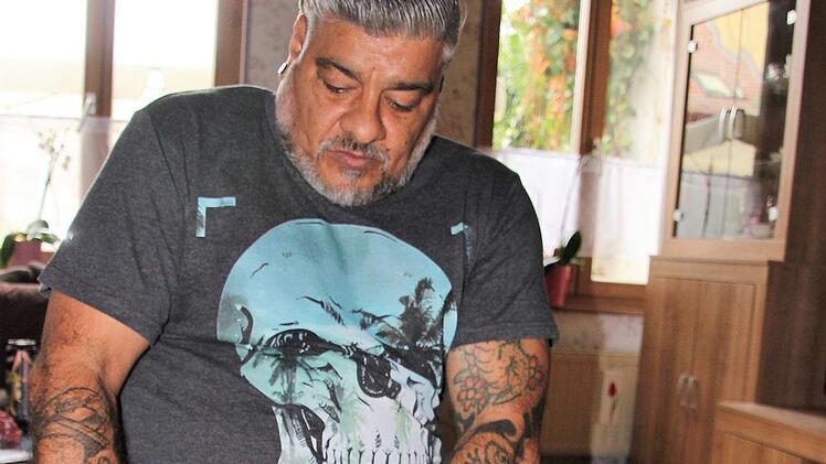 Joe Garcia liebt Tattoos. Damit das neue Bein zum Körper passt, verzierten die Orthopädietechniker den Schaft mit dem Lieblingsmotiv des 53-Jährigen. Bilder von links: Ehe er den Schaft anlegt, zieht er sich eine Silikonhaut über den Stumpf. Lässig zeigt er danach seiner Frau Katrin, Christoph Deittert und Habib Durani (Orthopädie Deittert) sein Bein.  Fotos: Diana Fuchs
