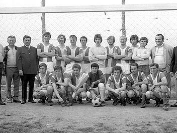 Das offizielle Foto der Siegermannschaft des VfR Sulzthal nach dem 3:1 gegen Eltingshausen: (stehend von links): Willi Burger (Spielgruppenleiter), Albert Neder (Spielausschuss-Vorsitzender), Günther Kurbanek (Zweiter Vorsitzender), Peter Bauer, Franz Diez, Herbert Sachs, Waldemar Fella, Max Eberlein, Helmut Marx, Hans Miele, Rudolf Eberlein, Werner Neder, Walter Landsteiner (Vorsitzender) und Trainer Robert Lutz; (kniend von links): Reinhold Moritz, Hugo Moritz, Roland Schaub, Manfred Klein,...