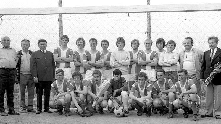 Das offizielle Foto der Siegermannschaft des VfR Sulzthal nach dem 3:1 gegen Eltingshausen: (stehend von links): Willi Burger (Spielgruppenleiter), Albert Neder (Spielausschuss-Vorsitzender), Günther Kurbanek (Zweiter Vorsitzender), Peter Bauer, Franz Diez, Herbert Sachs, Waldemar Fella, Max Eberlein, Helmut Marx, Hans Miele, Rudolf Eberlein, Werner Neder, Walter Landsteiner (Vorsitzender) und Trainer Robert Lutz; (kniend von links): Reinhold Moritz, Hugo Moritz, Roland Schaub, Manfred Klein,...