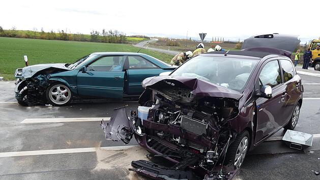 Einen Schwerverletzten und eine Leichtverletzte forderte am Freitag ein Verkehrsunfall an der  Einm&uuml;ndung an der Prappacher Stra&szlig;e zum Gewerbegebiet Ost in Ha&szlig;furt. Der Peugeot (rechts) der Frau und der Audi wurden total besch&auml;digt. Christian Licha