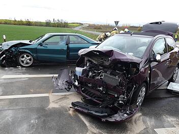 Einen Schwerverletzten und eine Leichtverletzte forderte am Freitag ein Verkehrsunfall an der  Einmündung an der Prappacher Straße zum Gewerbegebiet Ost in Haßfurt. Der Peugeot (rechts) der Frau und der Audi wurden total beschädigt. Christian Licha