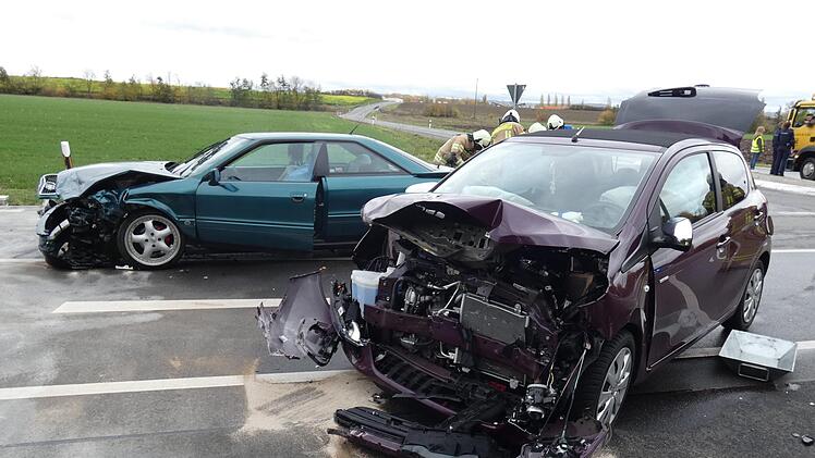 Einen Schwerverletzten und eine Leichtverletzte forderte am Freitag ein Verkehrsunfall an der  Einmündung an der Prappacher Straße zum Gewerbegebiet Ost in Haßfurt. Der Peugeot (rechts) der Frau und der Audi wurden total beschädigt. Christian Licha