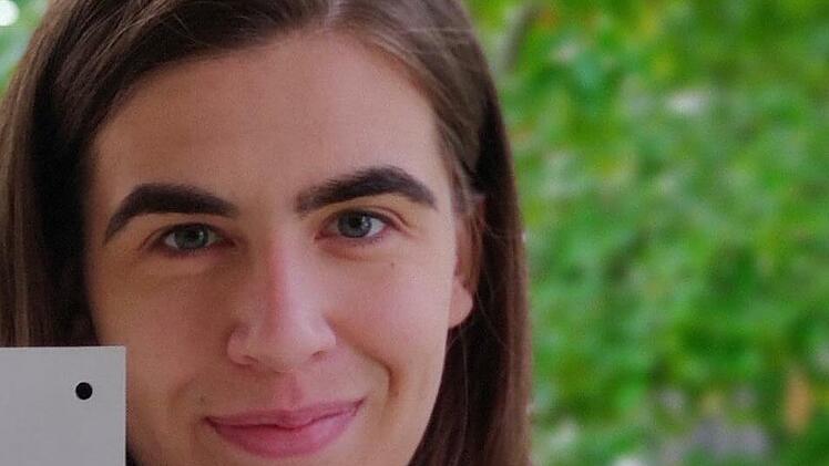 Melanie Müller, Geschäftsführerin des Kreisjugendrings, zeigt die beiden Wahlzettel: Links das Original, rechts die Version, auf der die 14- bis 17-Jährigen am Sonntag im Landkreis ihr Kreuz machen können.