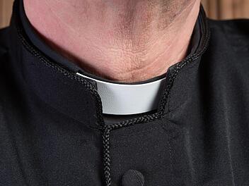Der Priester bleibt seit den Vorwürfen suspendiert. Symbolfoto: Anneke, stock.adobe