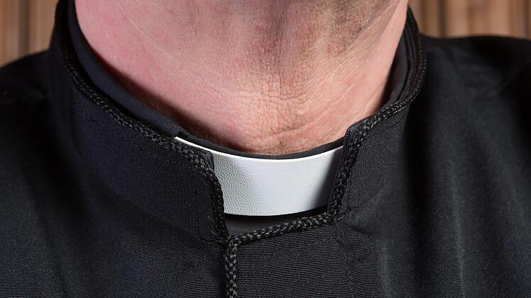 Der Priester bleibt seit den Vorwürfen suspendiert. Symbolfoto: Anneke, stock.adobe