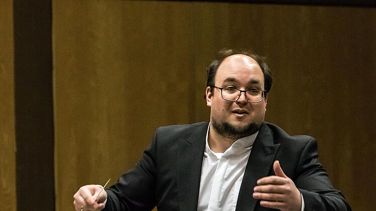 Vor zahlreichen Zuhörern in der Mehrzweckhalle Heubischer Straße stellte sich Manuel Grund als neuer Leiter des Musikfreunde-Orchesters Neustadts erstmals dem Publikum vor.Foto: Jochen Berger