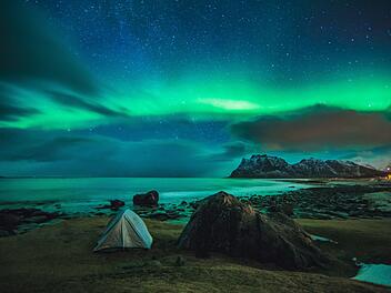 Camping in Norwegen - Uttakleiv Strand auf den Lofoten
