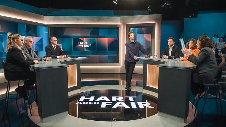 Wem vertrauen die Deutschen im Superwahljahr? Dar&uuml;ber diskutierte Moderator Louis Klamroth mit seinen G&auml;sten in "Hart aber fair"
