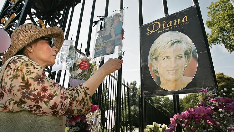 Nach Dianas Tod trauerten Menschen weltweit - wie hier am Kensington Palace in London.