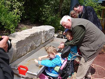 Die Matschrinne hat es Max (v. l.), Toni, Altlandrat Franz Krug und Lebenshilfe-Vorsitzendem Ulrich Wustmann angetan.  Foto: Pauline Lindner