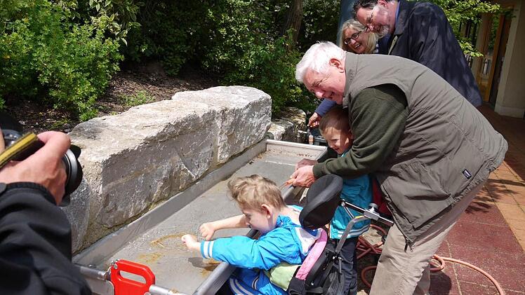 Die Matschrinne hat es Max (v. l.), Toni, Altlandrat Franz Krug und Lebenshilfe-Vorsitzendem Ulrich Wustmann angetan.  Foto: Pauline Lindner