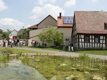 Die erste Station: Das gesamte Areal des ehemaligen Forsthauses in Kreuzthal hat die Familie Kratz wiederbelebt. Auch in das Fachwerkhaus "Dorfplatz 1" (rechts im Hintergrund) soll wieder neues Leben einziehen. Kreuzthal ist ein kleiner Ort in der Gemeinde Riedbach.  Fotos: sw