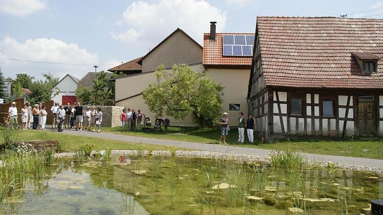 Die erste Station: Das gesamte Areal des ehemaligen Forsthauses in Kreuzthal hat die Familie Kratz wiederbelebt. Auch in das Fachwerkhaus "Dorfplatz 1" (rechts im Hintergrund) soll wieder neues Leben einziehen. Kreuzthal ist ein kleiner Ort in der Gemeinde Riedbach.  Fotos: sw