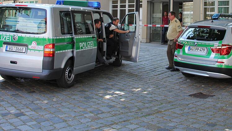 Die Spezialisten der technischen Sondergruppe des LKA stürmen aus dem Auto, das sie vom Haßfurter Flugplatz zum Landratsamt brachte, und ließen sich von EPHK Kurt Görg (rechts) informieren.